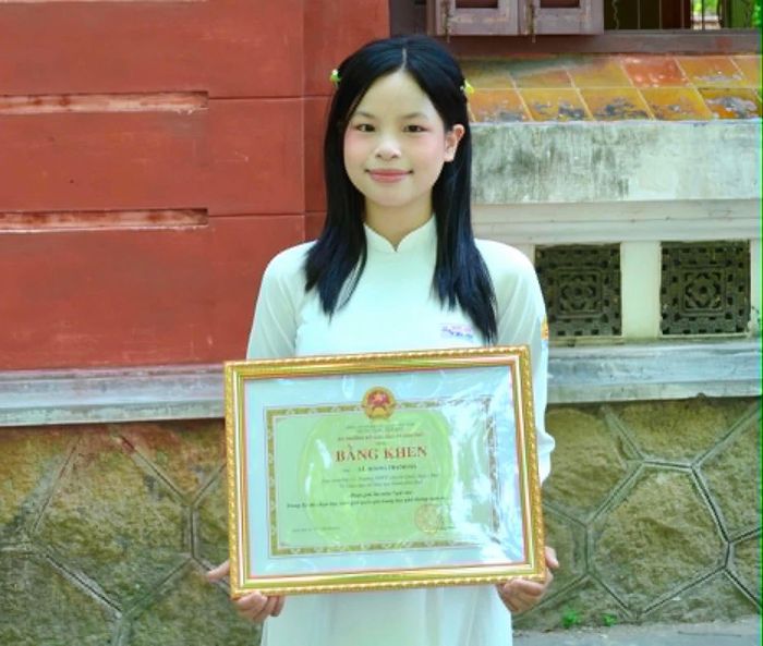 Lê Hoàng Thanh Hà đạt 9,75 môn Ngữ văn kỳ tốt nghiệp THPT năm 2026, đạt giải 3 học sinh giỏi toàn quốc môn Ngữ văn. Ảnh: TH