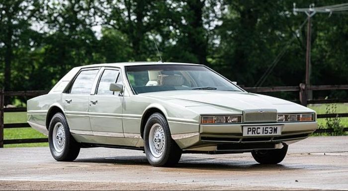 Aston Martin Lagonda năm 1982.
