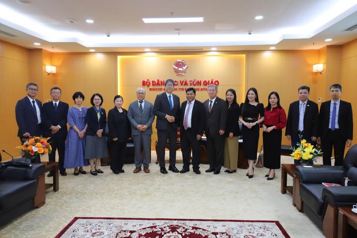 Thứ trưởng Bộ Dân tộc và Tôn giáo Y Thông cùng các đại biểu chụp ảnh lưu niệm