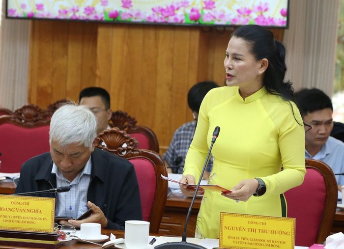 Giám đốc Sở Dân tộc và Tôn giáo tỉnh Lâm Đồng Nguyễn Thị Thu Hường báo cáo với Đoàn công tác kết quả sau 5 năm thực hiện Chương trình mục tiêu quốc gia phát triển kinh tế - xã hội vùng đồng bào DTTS và miền núi giai đoạn 2021 - 2025 của tỉnh. Ảnh: Lê Hường