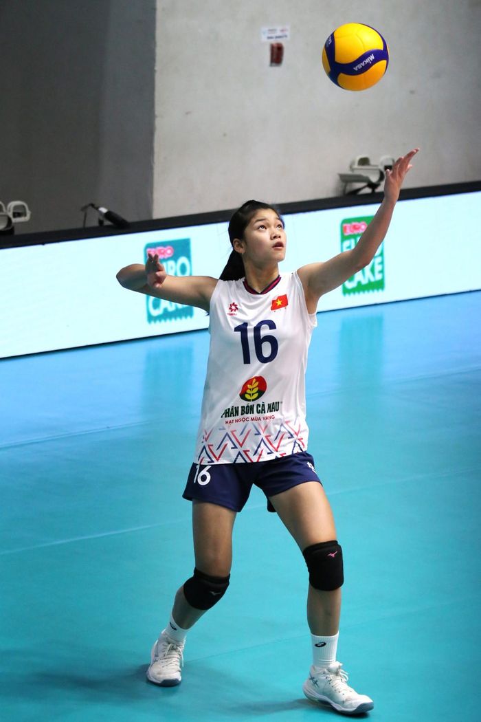 Dù thi đấu đầy nỗ lực, các cô gái Việt Nam vẫn gặp nhiều khó khăn trước lối chơi tốc độ, các tình huống phát bóng khó chịu cùng khả năng tấn công hiệu quả của U18 Hàn Quốc.