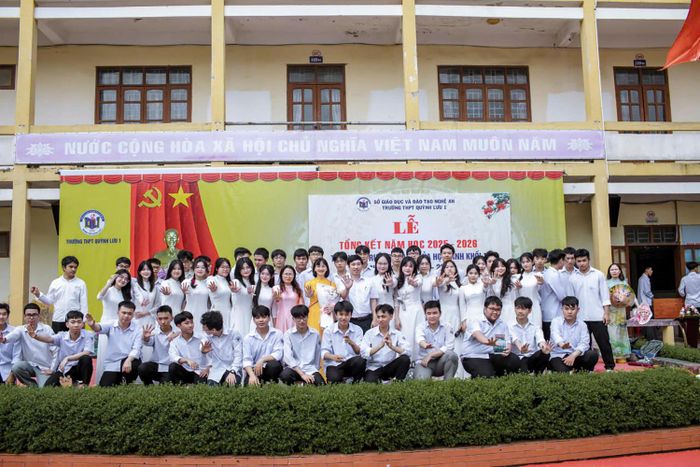 Tập thể lớp 12A1, Trường THPT Quỳnh Lưu 1. Ảnh: NVCC