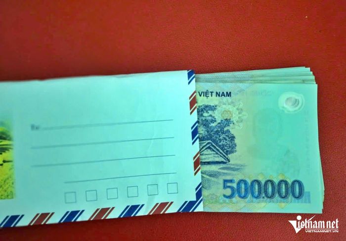 Trong lúc đếm lại số tiền bố mẹ cho vay để xây nhà, vợ chồng phát hiện con số thực tế không đúng như lời ông bà đã nói. Ảnh minh họa: H.N