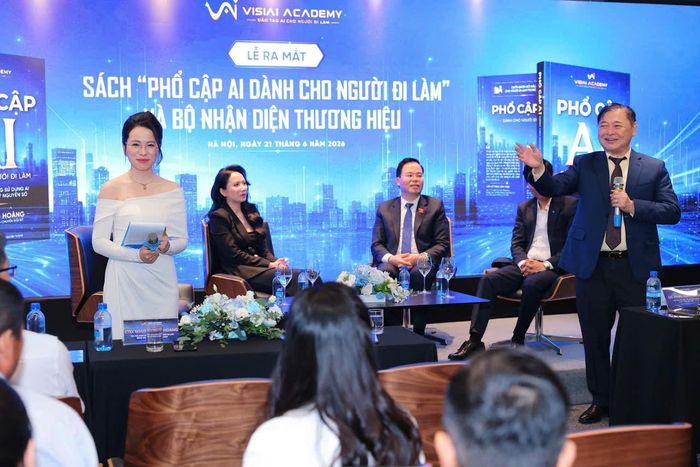 GS.TSKH Phan Xuân Dũng - Chủ tịch Liên hiệp các hội Khoa học và Kỹ thuật Việt Nam nhận định cuốn sách thể hiện rõ tinh thần "Bình dân học vụ số"