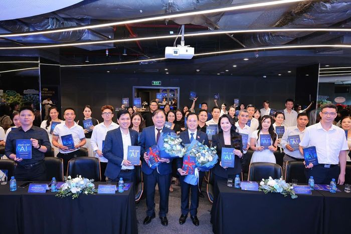 Tại lễ ra mắt, cuốn sách nhận được sự đón nhận nồng nhiệt từ độc giả. Nhiều người xếp hàng chờ nhận sách, ký tên, giao lưu cùng tác giả