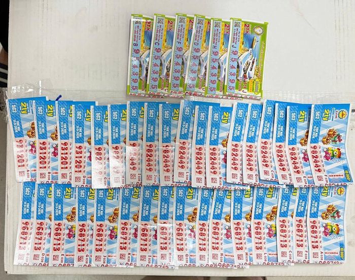 Tang vật vé số giả mà công an thu giữ. Ảnh: CACC