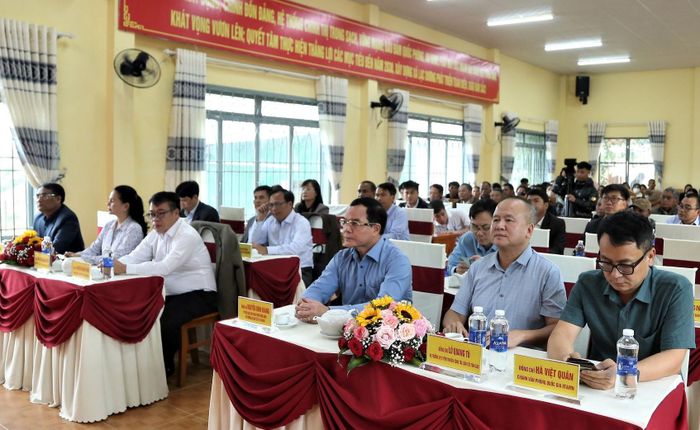 Đoàn công tác của Bộ Dân tộc và Tôn giáo do Bộ trưởng Nguyễn Đình Khang làm Trưởng đoàn đã đến thăm tặng quà tại xã Lạc Dương