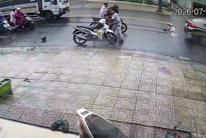 Diễn biến vụ tấn công người đi đường, cướp xe máy bị camera ghi lại. Ảnh: H.T