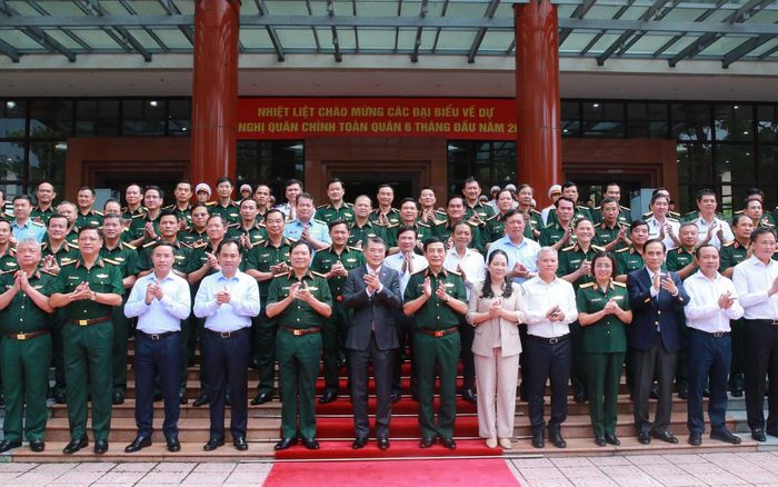 Thủ tướng và các đại biểu dự hội nghị. Ảnh: TTXVN