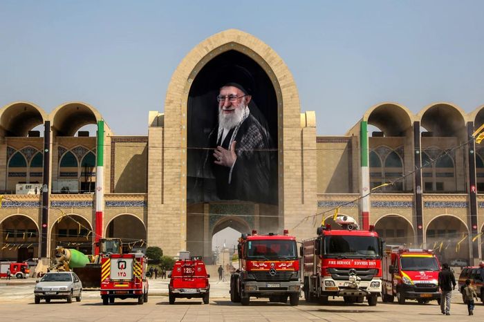 Các hệ thống làm mát đang được lắp đặt trong sân của nhà thờ Hồi giáo Imam Khomeini Musalla ở thủ đô Tehran, Iran để giúp những người đến dự tang lễ cố Lãnh tụ tối cao Ali Khamenei chống nắng nóng. Ảnh: Anadolu