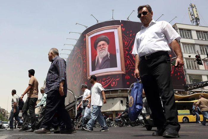 Một tấm áp phích lớn in hình cố Lãnh tụ tối cao Ali Khamenei trên đường phố thủ đô Tehran, Iran. Ảnh: EPA