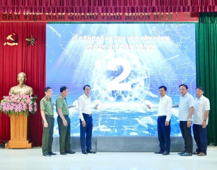 Đại biểu thực hiện nghi thức công bố, đưa vào vận hành hệ thống Kiosk AI toàn trình tại xã Đồng Tiến