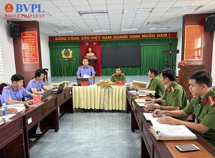  Đồng chí Trầm Minh Khang, Phó Viện trưởng VKSND Khu vực 8 thông qua dự thảo Kết luận kiểm sát tại Công an phường Vĩnh Châu.