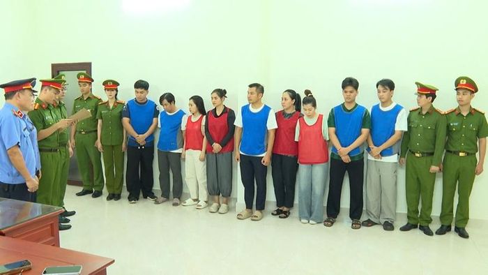 Thi hành lệnh khởi tố vụ án, khởi tố bị can.