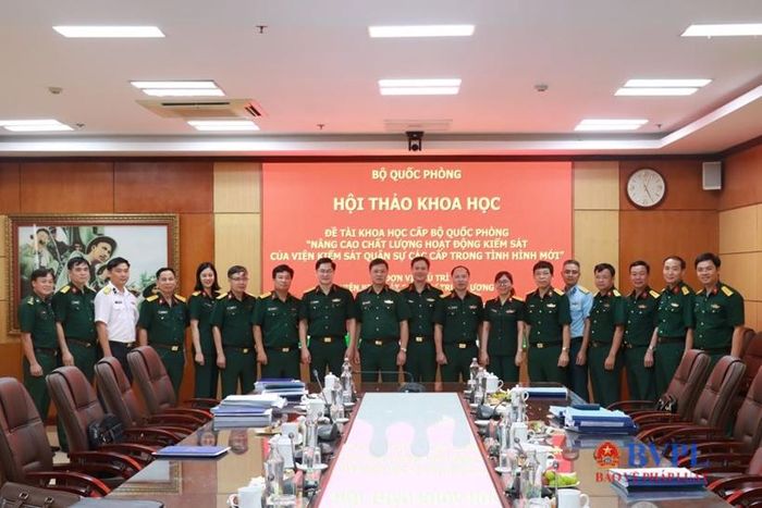  Đại biểu tham dự Hội thảo chụp ảnh lưu niệm cùng Ban Chủ nhiệm đề tài.