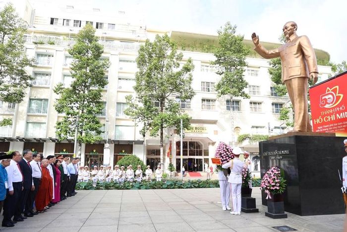  Tổng Bí thư, Chủ tịch nước Tô Lâm cùng lãnh đạo, nguyên lãnh đạo Đảng, Nhà nước, TP Hồ Chí Minh dâng hoa tưởng niệm Chủ tịch Hồ Chí Minh.