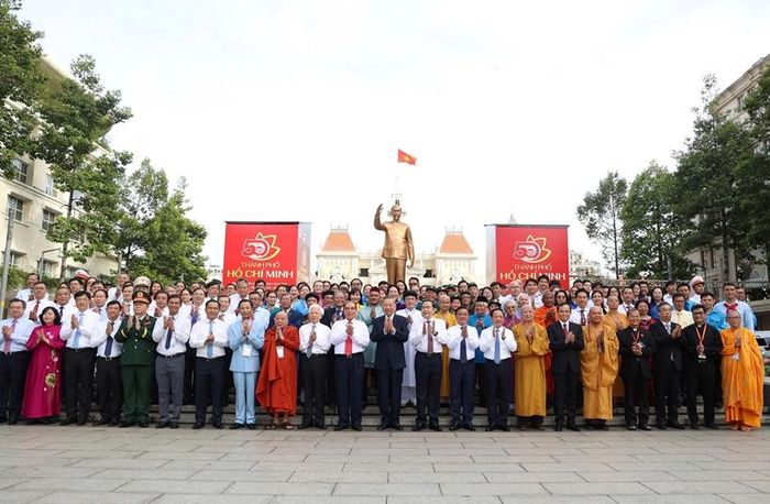  Tổng Bí thư, Chủ tịch nước Tô Lâm cùng các lãnh đạo, nguyên lãnh đạo Đảng, Nhà nước, TP Hồ Chí Minh chụp ảnh kỷ niệm trước Tượng đài Chủ tịch Hồ Chí Minh trước khi dự lễ kỷ niệm 50 năm Ngày thành phố Sài Gòn - Gia Định vinh dự mang tên Bác.