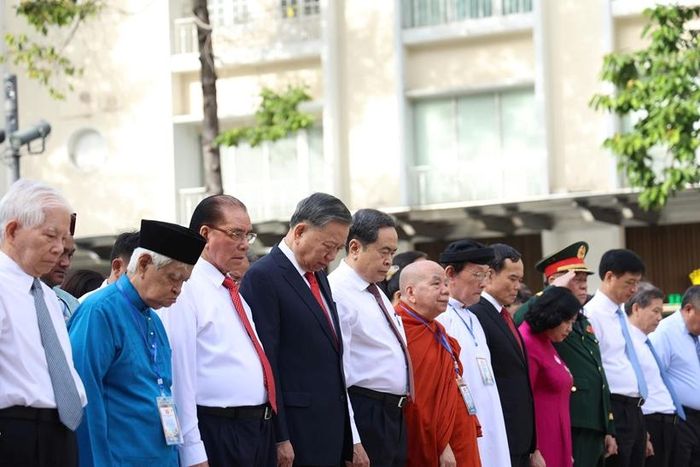  Tổng Bí thư, Chủ tịch nước Tô Lâm cùng lãnh đạo, nguyên lãnh đạo Đảng, Nhà nước, TP Hồ Chí Minh mặc niệm tưởng niệm Chủ tịch Hồ Chí Minh.