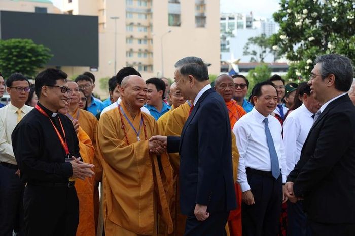  Tổng Bí thư, Chủ tịch nước Tô Lâm đã thân mật thăm hỏi, bắt tay các chức sắc tôn giáo, đại diện đồng bào dân tộc.