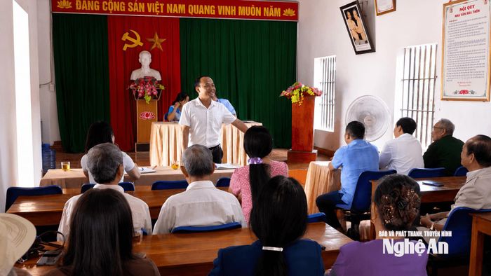 Lắng nghe tâm tư, nguyện vọng của nhân dân, nêu cao tinh thần bám sát cơ sở của cán bộ xã Nam Đàn. Ảnh: PV