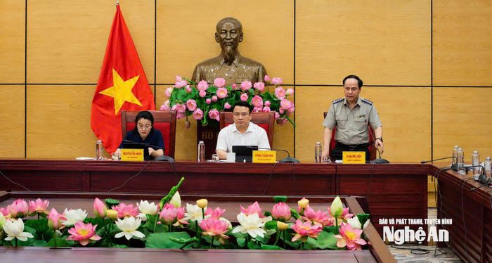Đồng chí Phạm Quốc Nam - Trưởng Thi hành án dân sự Nghệ An phát biểu tham luận tại hội nghị. Ảnh: Sỹ Đức