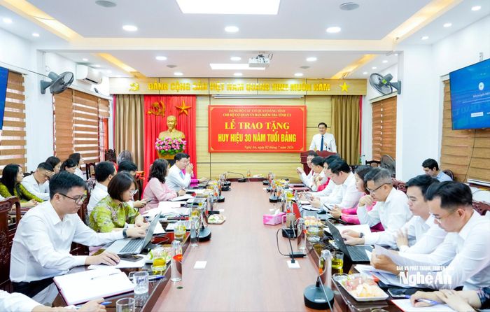 Toàn cảnh Lễ trao tặng Huy hiệu 30 năm tuổi Đảng đợt 19/5/2026 cho đảng viên Nguyễn Thị Hồng Hoa - Ủy viên Ban Thường vụ, Chủ nhiệm Ủy ban Kiểm tra Tỉnh ủy. Ảnh: Phạm Bằng
