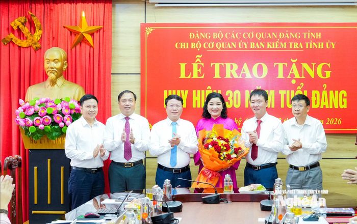 Tập thể lãnh đạo Chi bộ, cơ quan Ủy ban Kiểm tra Tỉnh ủy tặng hoa chúc mừng đồng chí Nguyễn Thị Hồng Hoa - Ủy viên Ban Thường vụ, Chủ nhiệm Ủy ban Kiểm tra Tỉnh ủy. Ảnh: Phạm Bằng
