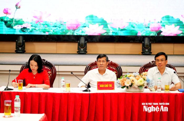 Các đồng chí chủ trì hội nghị. Ảnh: T.L