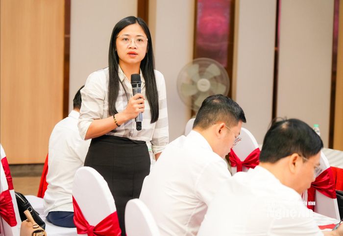 Phó Giám đốc Sở Nội vụ Nguyễn Thị Mai Thương trả lời làm rõ các ý kiến của các nhà báo liên quan lĩnh vực Nội vụ. Ảnh: T.L