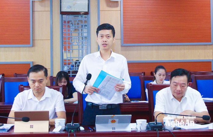 Ủy viên chuyên trách Ban Kinh tế - Ngân sách Nguyễn Kỳ Thanh nêu ý kiến thẩm tra về Dự thảo Nghị quyết quy định về chính sách hỗ trợ tiếp cận đất đai, mặt bằng sản xuất, kinh doanh trong các khu công nghiệp. Ảnh: Mai Hoa