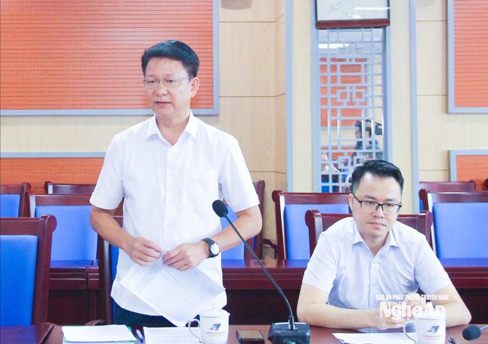 Phó Giám đốc Sở Nông nghiệp và Môi trường Trần Xuân Học tiếp thu, giải trình một số vấn đề các thành viên dự họp đặt ra liên quan đến đất đai. Ảnh: Mai Hoa