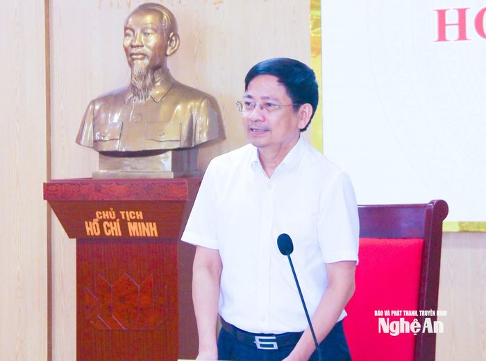 Trưởng ban Kinh tế - Ngân sách HĐND tỉnh Cao Tiến Trung kết luận tại cuộc họp thẩm tra. Ảnh: Mai Hoa