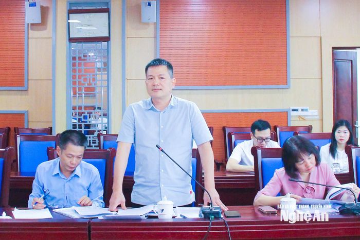 Phó Giám đốc Sở Tài chính Hồ Phi Triều tiếp thu, giải trình một số vấn đề các thành viên dự họp đặt ra liên quan đến tài chính - ngân sách. Ảnh: Mai Hoa