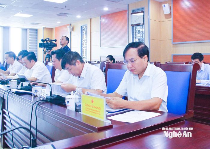 Đồng chí Nguyễn Như Khôi - Ủy viên Ban Chấp hành Đảng bộ tỉnh, Phó Chủ tịch HĐND tỉnh cùng các thành viên Ban Kinh tế - Ngân sách tham dự cuộc họp. Ảnh: Mai Hoa