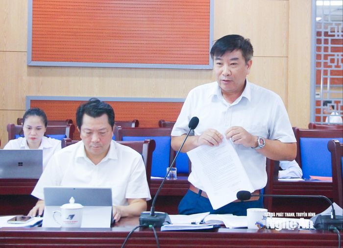 Phó trưởng Ban Kinh tế - Ngân sách Hoàng Lân nêu ý kiến thẩm tra Dự thảo Nghị quyết về danh mục khu đất thực hiện đấu thầu lựa chọn nhà đầu tư thực hiện dự án đầu tư có sử dụng đất. Ảnh: Mai Hoa