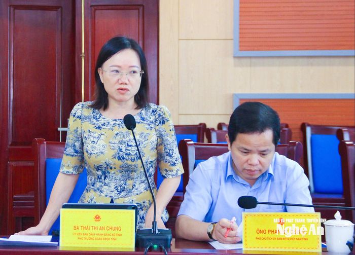 Phó trưởng Đoàn chuyên trách Đoàn đại biểu Quốc hội tỉnh Thái Thị An Chung nêu ý kiến thẩm tra về Dự thảo Nghị quyết quy định về chính sách hỗ trợ tiếp cận đất đai, mặt bằng sản xuất, kinh doanh trong các khu công nghiệp. Ảnh: Mai Hoa