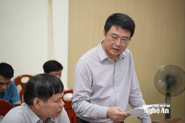 Ông Đoàn Văn Đại - Phó Giám đốc Sở Xây dựng báo cáo tổng thể tiến độ và vướng mắc của các dự án. Ảnh: Nguyễn Toàn