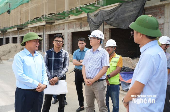Phó Chủ tịch UBND tỉnh Hoàng Phú Hiền nắm bắt tiến độ từ hiện trường. Ảnh: Nguyễn Toàn