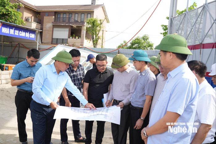 Phó Chủ tịch UBND tỉnh Hoàng Phú Hiền kiểm tra khu nhà ở xã hội thuộc Dự án Khu đô thị mới Cửa Tiền tại phường Trường Vinh do Công ty CP Danatol chi nhánh Nghệ An làm chủ đầu tư. Ảnh: Nguyễn Toàn