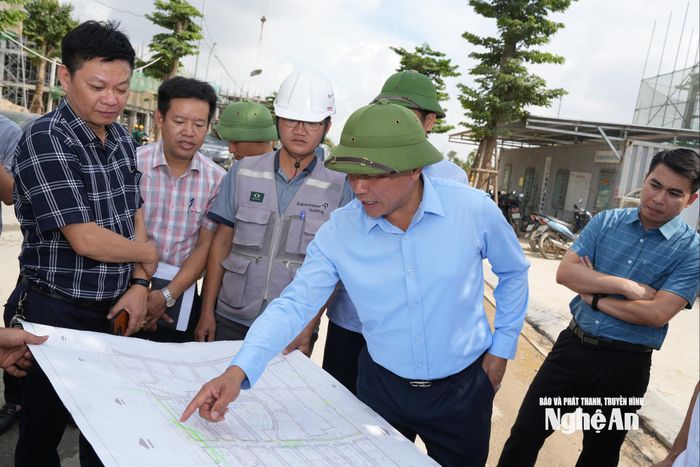 Phó Chủ tịch UBND tỉnh Hoàng Phú Hiền nắm bắt vị trí vướng mắc trong quy hoạch Khu đô thị mới Đông Vĩnh – Cửa Nam do Công ty TNHH Đầu tư phát triển bất động sản Eurowindow Sport City làm chủ đầu tư. Ảnh: Nguyễn Toàn