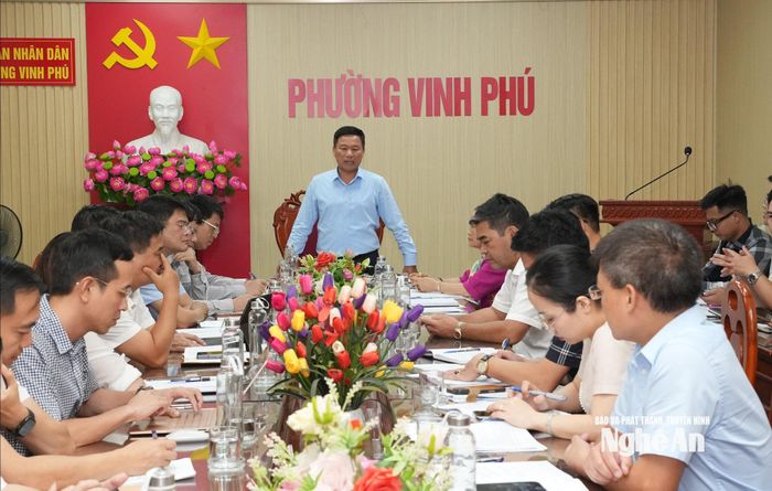 Phó Chủ tịch UBND tỉnh Hoàng Phú Hiền chỉ đạo xử lý các vướng mắc. Ảnh: Nguyễn Toàn