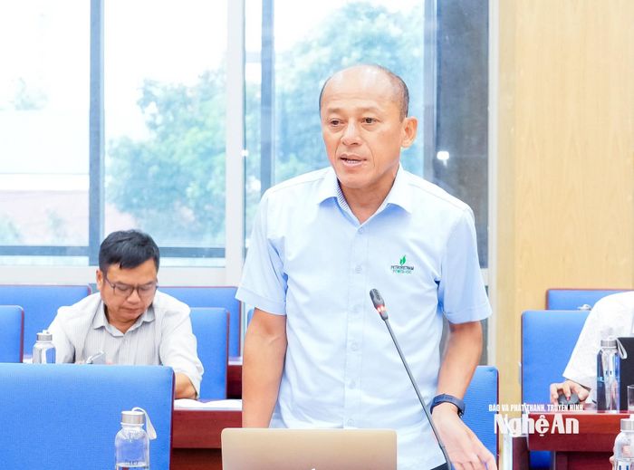 Đại diện chủ đầu tư Dự án Thủy điện Hủa Na phát biểu. Ảnh: Phạm Bằng