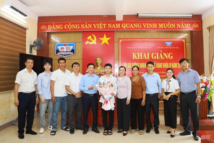 Trường THPT Nguyễn Huệ chúc mừng thành tích của Đạt sau khi biết điểm thi.