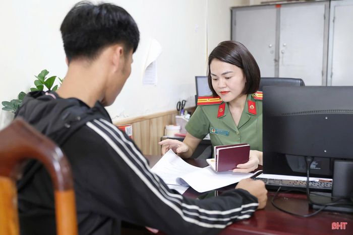 Thiếu tá Nguyễn Thị Dung luôn chủ động trau dồi trình độ ngoại ngữ, rèn luyện kỹ năng giao tiếp, ứng xử để phục vụ công tác chuyên môn.