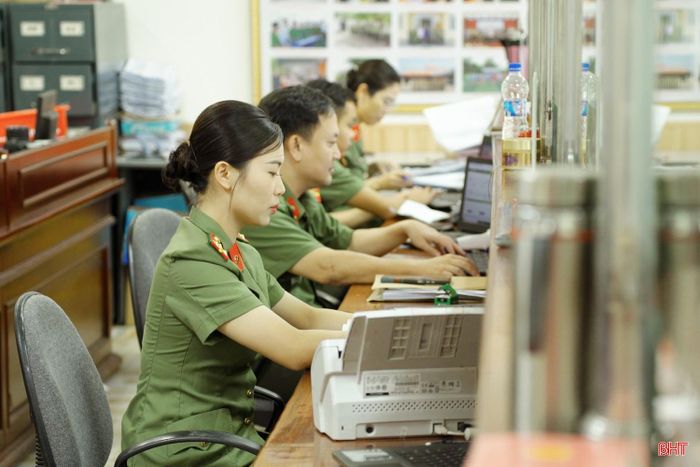 Đối với Đại úy Trần Huyền Ly, ngoại ngữ là kỹ năng hỗ trợ rất nhiều cho cán bộ làm công tác quản lý xuất cảnh, nhập cảnh.