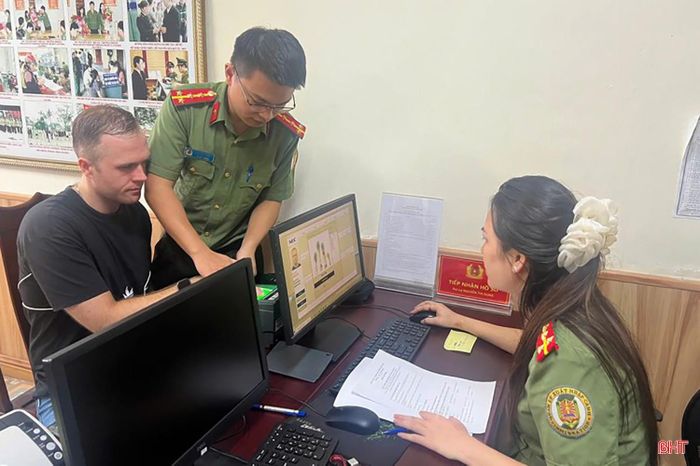 Cán bộ Phòng Quản lý XNC hướng dẫn thủ tục làm định danh điện tử mức 2 cho người nước ngoài trên địa bàn (ảnh chụp tháng 7/2025).