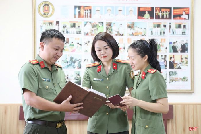 Với Thiếu tá Nguyễn Thị Dung (người đứng giữa), việc nâng cao trình độ tiếng Trung càng trở nên quan trọng khi hiện nay phần lớn nước ngoài cư trú trên địa bàn Hà Tĩnh mang quốc tịch Trung Quốc.