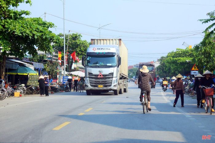 Tuy vậy, hiện nay, một số đoạn tuyến của đường ven biển Hà Tĩnh chưa được đầu tư đồng bộ theo quy hoạch, trong khi nhu cầu kết nối các trục dọc, trục ngang từ các trung tâm đô thị đến các khu du lịch, dịch vụ ven biển ngày càng lớn.
