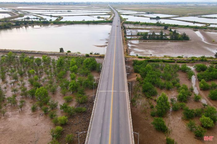Tuyến đường ven biển Hà Tĩnh có tổng chiều dài 118,93 km, với điểm đầu cầu Cửa Hội, thuộc địa phận xã Đan Hải.