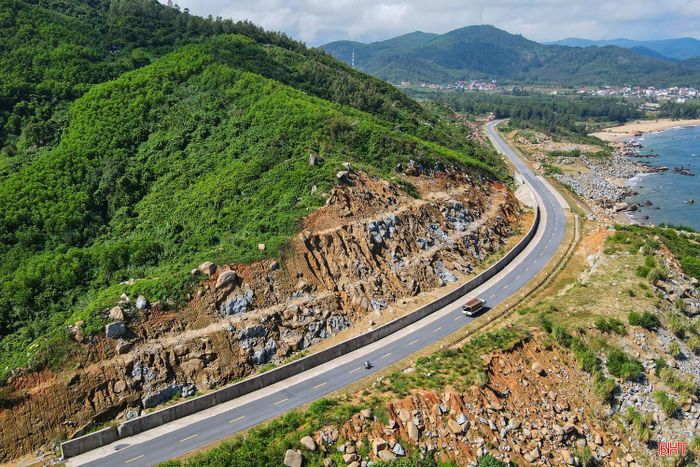 Ông Đặng Văn Thành - Giám đốc Sở Xây dựng Hà Tĩnh cho hay: Đơn vị đã có văn bản gửi Bộ Xây dựng cùng các bộ ngành Trung ương đề xuất xem xét việc nâng cấp, mở rộng 3 đoạn tuyến của đường ven biển Hà Tĩnh lên quy mô tối thiểu 4 làn xe cơ giới, 2 làn xe hỗn hợp.